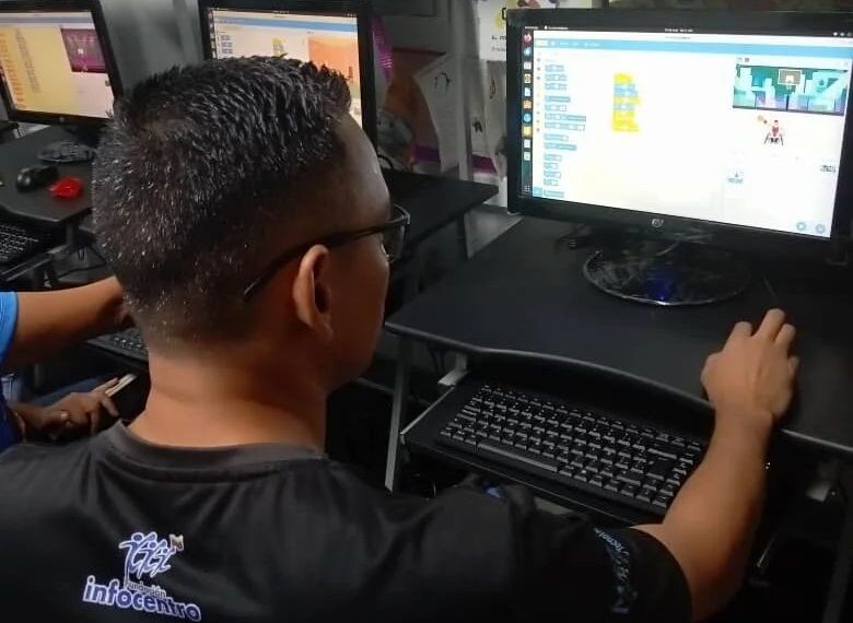 Instructores de Infocentro en Trujillo fortalecen técnicas de programación de robótica