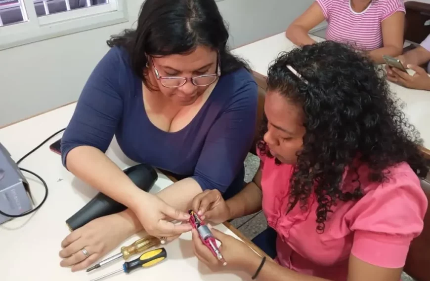 Cayapa Heroica dicta taller de reparación de electrodomésticos en Falcón