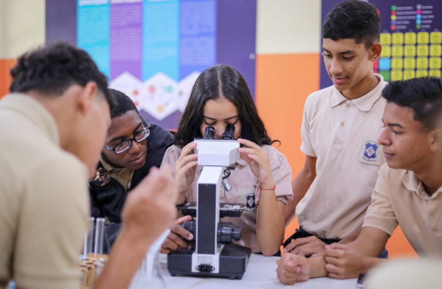 Gobierno Bolivariano instaló modernos laboratorios de Biología, Química y Física en 29 escuelas de Caracas