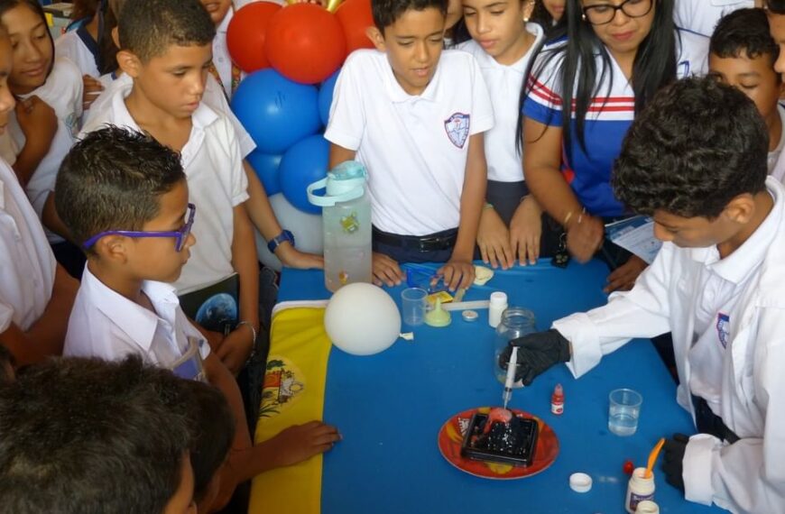 Estudiantes de Aragua se divierten con el taller «Aprendiendo química con amor»