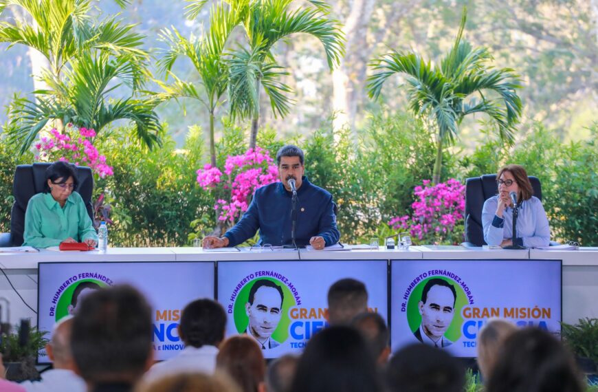 Presidente Maduro insta a científicos venezolanos a crear redes sociales para la paz