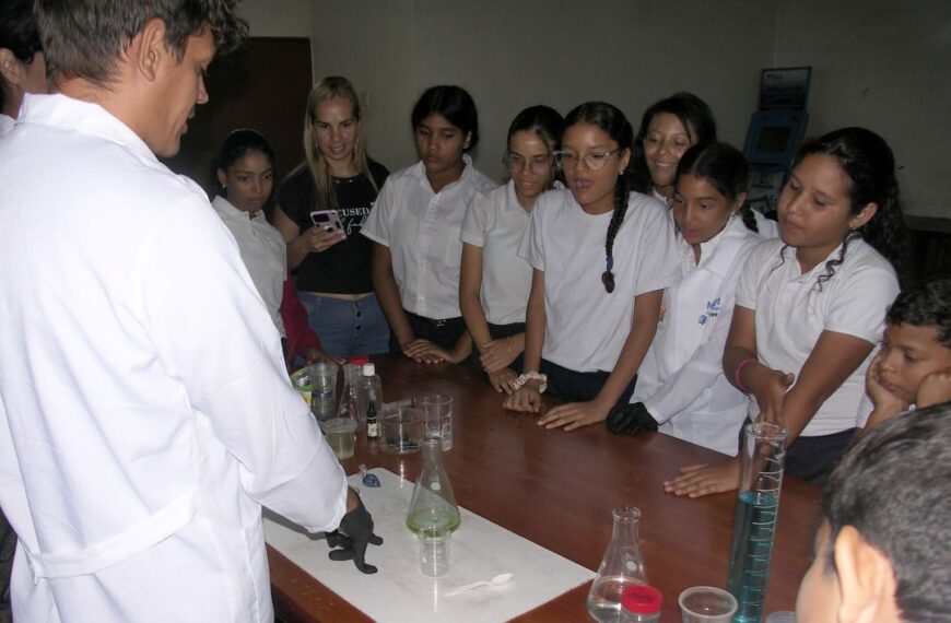Estudiantes de Cumaná aprenden sobre física y química en jornada «Ciencias Divertidas»