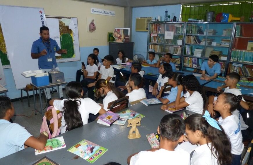 Estudiantes de la U.E.N. «Carlos Manuel Arrieta» exploran la biotecnología en taller teórico-práctico