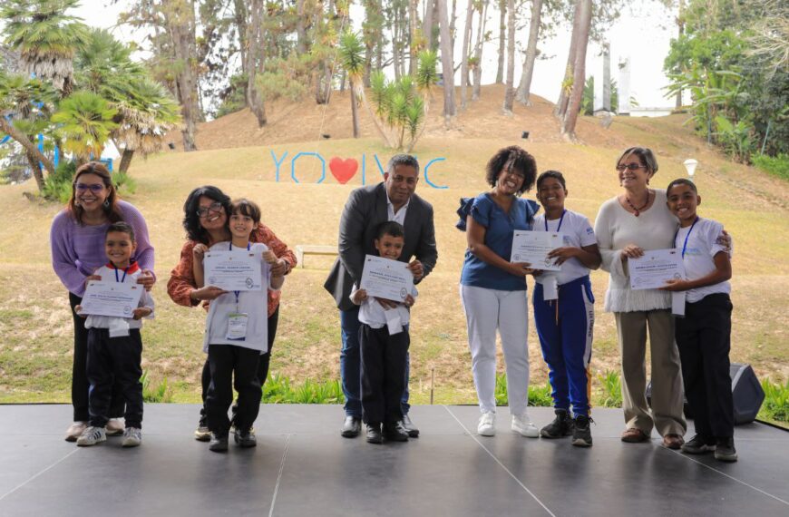 Mincyt entrega reconocimientos a estudiantes por destacada participación en retos de Ciencias Naturales y Matemáticas