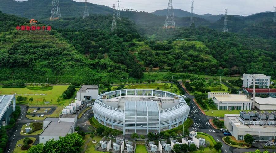 (230727) -- GUANGZHOU, July 27, 2023 (Xinhua) -- This aerial photo taken on July 18, 2023 shows China Spallation Neutron Source (CSNS) in Dongguan, south China's Guangdong Province.
  In the city of Dongguan lies a world-class sci-tech project -- China Spallation Neutron Source (CSNS). Over 1,000 research tasks have been tackled since it started in August 2018.
  Dubbed as a "super microscope," a spallation neutron source can produce and accelerate protons before smashing them into the target to produce neutrons, and the neutron beams will be directed to hit material samples. Researchers can thus accurately infer the atomic structure of the materials by measuring the distribution of scattered neutrons and their changes in energy and momentum.
   The CSNS is a national major scientific and technological infrastructure and multi-disciplinary applied research platform, with 20 neutron channels planned and 22 neutron instruments and experimental terminals capable of construction. The CSNS provides strong support for research in materials science and technology, physics, chemistry and chemical industry, life science, and new energy in China. At present, the CSNS has completed 10 rounds of open operation. (Xinhua/Liu Dawei)