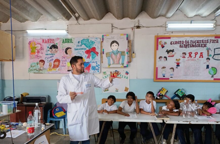 En Zulia aprenden sobre física y química con taller de ciencia divertida
