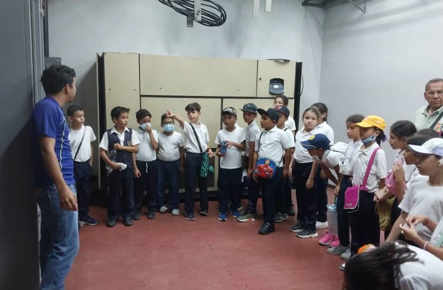 Semilleros Científicos de Carabobo visitan central de Cantv