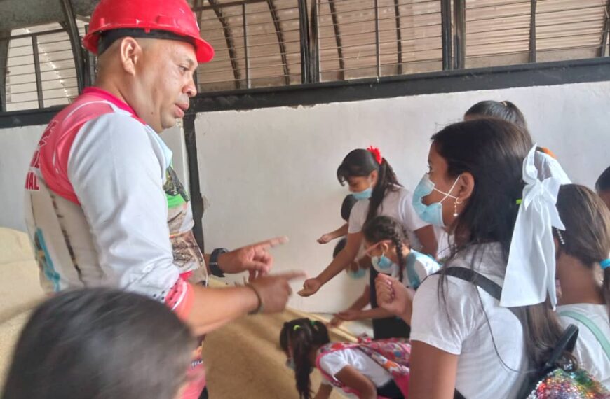 Semilleros Científicos de Cojedes aprenden sobre producción de alimentos balanceados