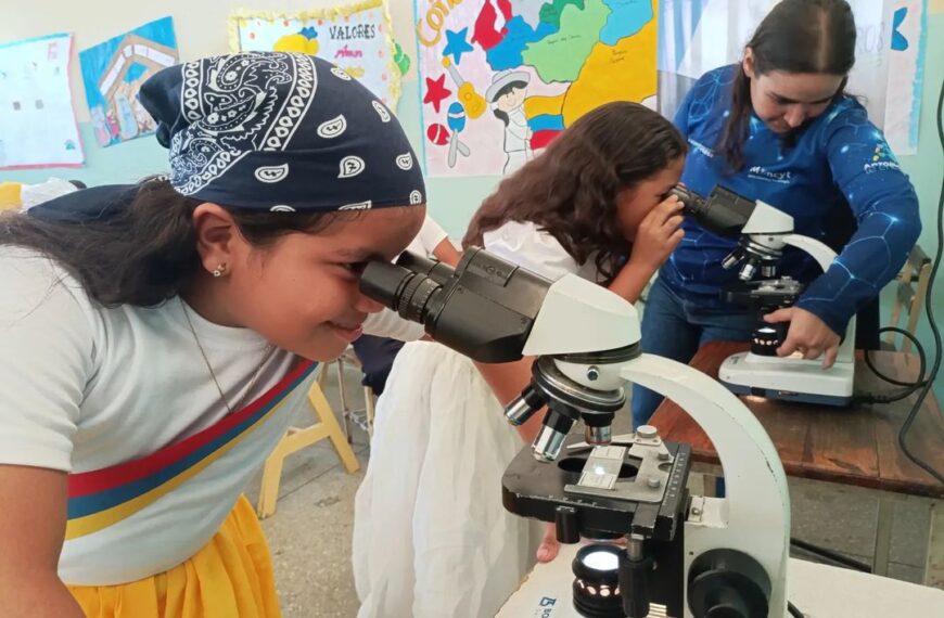 Anzoátegui | En jornada científica estudiantes aprenden sobre refracción de la luz y uso del microscopio