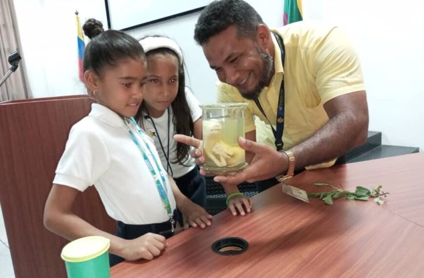 Estudiantes de Aragua conocen el mundo de las ciencias biomédicas con la Ruta Científica